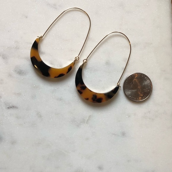 NWOT Tortoise Resin Crescent Hoops - Picture 2 of 3